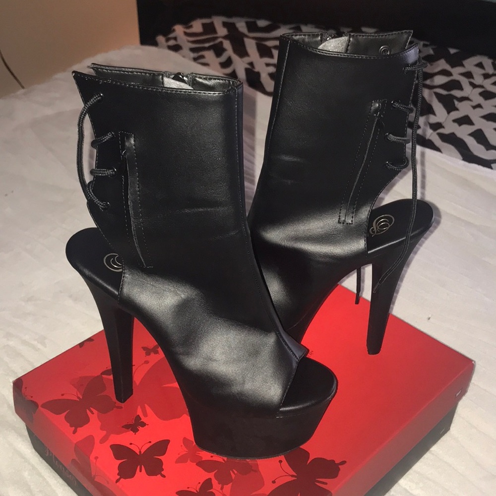 Women’s Pleaser heals size 8